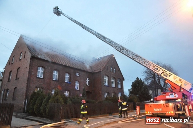 Zdjęcie w galerii na portalu naszraciborz.pl: Spłonęło poddasze i dach szkoły w Raszczycach FOTO I WIDEO wiadomości z regionu