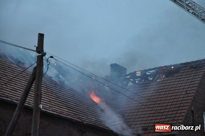 Zdjęcie w galerii na portalu naszraciborz.pl: Spłonęło poddasze i dach szkoły w Raszczycach FOTO I WIDEO wiadomości z regionu