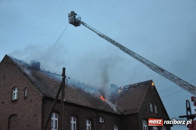 Zdjęcie w galerii na portalu naszraciborz.pl: Spłonęło poddasze i dach szkoły w Raszczycach FOTO I WIDEO wiadomości z regionu