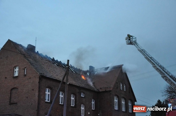 Zdjęcie w galerii na portalu naszraciborz.pl: Spłonęło poddasze i dach szkoły w Raszczycach FOTO I WIDEO wiadomości z regionu
