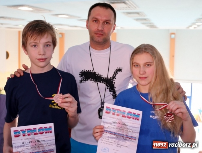 Zdjęcie w galerii na portalu naszraciborz.pl: Trzy medale dla dwunastoletnich pływaków ZSOMS wiadomości z regionu