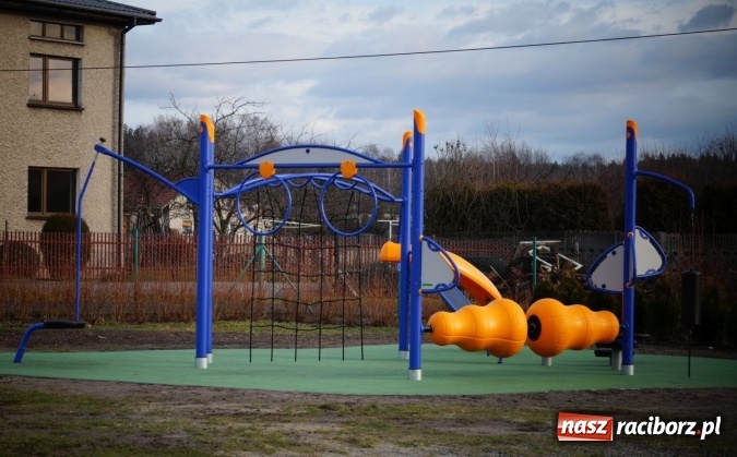 Zdjęcie w galerii na portalu naszraciborz.pl: Nowy plac zabaw z funkcją sportową w Nędzy już jest wiadomości z regionu