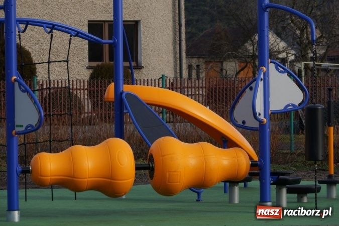 Zdjęcie w galerii na portalu naszraciborz.pl: Nowy plac zabaw z funkcją sportową w Nędzy już jest wiadomości z regionu