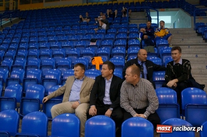 Zdjęcie w galerii na portalu naszraciborz.pl: Międzynarodowy Turniej Halowej Piłki Nożnej w Opawie. Król strzelców z raciborskiej KPP  wiadomości z regionu