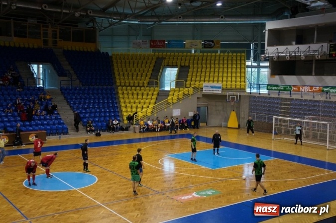Zdjęcie w galerii na portalu naszraciborz.pl: Międzynarodowy Turniej Halowej Piłki Nożnej w Opawie. Król strzelców z raciborskiej KPP  wiadomości z regionu