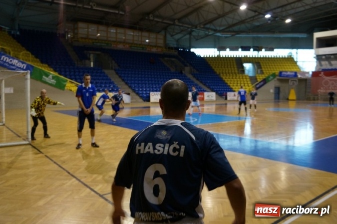 Zdjęcie w galerii na portalu naszraciborz.pl: Międzynarodowy Turniej Halowej Piłki Nożnej w Opawie. Król strzelców z raciborskiej KPP  wiadomości z regionu