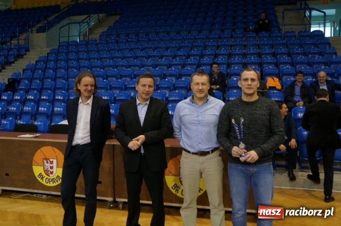 Zdjęcie w galerii na portalu naszraciborz.pl: Międzynarodowy Turniej Halowej Piłki Nożnej w Opawie. Król strzelców z raciborskiej KPP  wiadomości z regionu