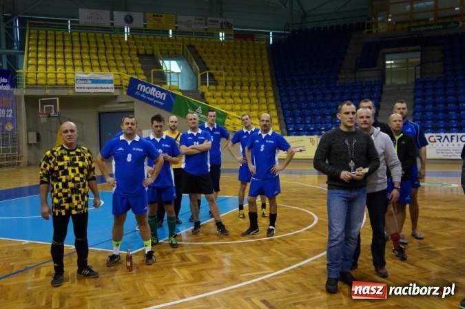 Zdjęcie w galerii na portalu naszraciborz.pl: Międzynarodowy Turniej Halowej Piłki Nożnej w Opawie. Król strzelców z raciborskiej KPP  wiadomości z regionu