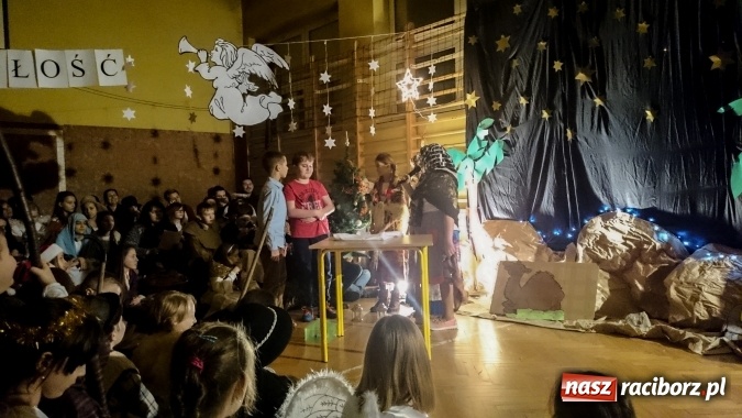 Zdjęcie w galerii na portalu naszraciborz.pl: Bez noc po ćmoku ktoś tam larmuje, Ponbóczek na świat ku nam zstępuje – Jasełka po śląsku w SP3 wiadomości z regionu