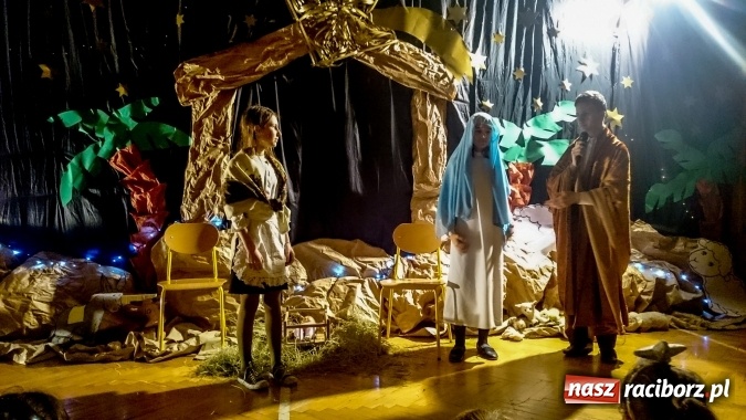 Zdjęcie w galerii na portalu naszraciborz.pl: Bez noc po ćmoku ktoś tam larmuje, Ponbóczek na świat ku nam zstępuje – Jasełka po śląsku w SP3 wiadomości z regionu