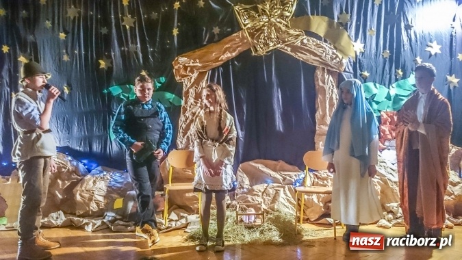 Zdjęcie w galerii na portalu naszraciborz.pl: Bez noc po ćmoku ktoś tam larmuje, Ponbóczek na świat ku nam zstępuje – Jasełka po śląsku w SP3 wiadomości z regionu