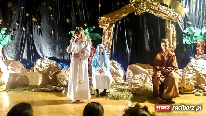 Zdjęcie w galerii na portalu naszraciborz.pl: Bez noc po ćmoku ktoś tam larmuje, Ponbóczek na świat ku nam zstępuje – Jasełka po śląsku w SP3 wiadomości z regionu