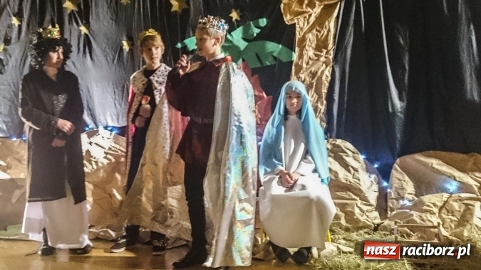 Zdjęcie w galerii na portalu naszraciborz.pl: Bez noc po ćmoku ktoś tam larmuje, Ponbóczek na świat ku nam zstępuje – Jasełka po śląsku w SP3 wiadomości z regionu