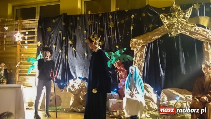 Zdjęcie w galerii na portalu naszraciborz.pl: Bez noc po ćmoku ktoś tam larmuje, Ponbóczek na świat ku nam zstępuje – Jasełka po śląsku w SP3 wiadomości z regionu
