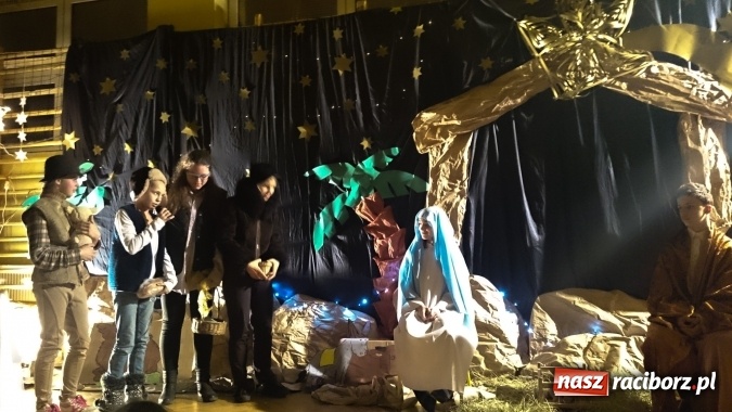 Zdjęcie w galerii na portalu naszraciborz.pl: Bez noc po ćmoku ktoś tam larmuje, Ponbóczek na świat ku nam zstępuje – Jasełka po śląsku w SP3 wiadomości z regionu