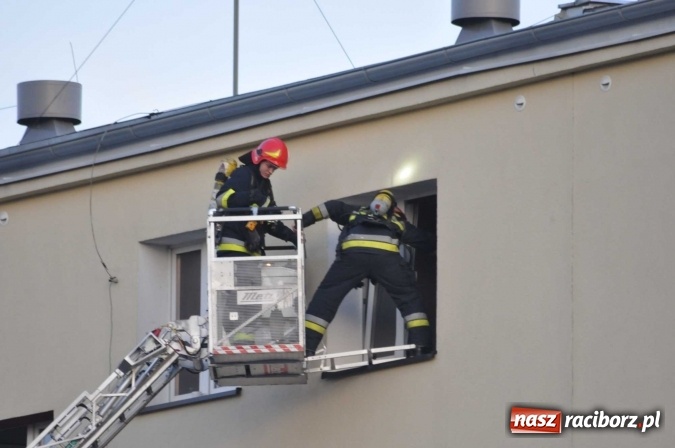 Zdjęcie w galerii na portalu naszraciborz.pl: Pożar w mieszkaniu przy Łąkowej - FOTO wiadomości z regionu
