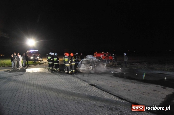 Zdjęcie w galerii na portalu naszraciborz.pl: Zderzenie golfa i peugeota przy stacji w Pietraszynie. Peugeot spłonął doszczętnie wiadomości z regionu