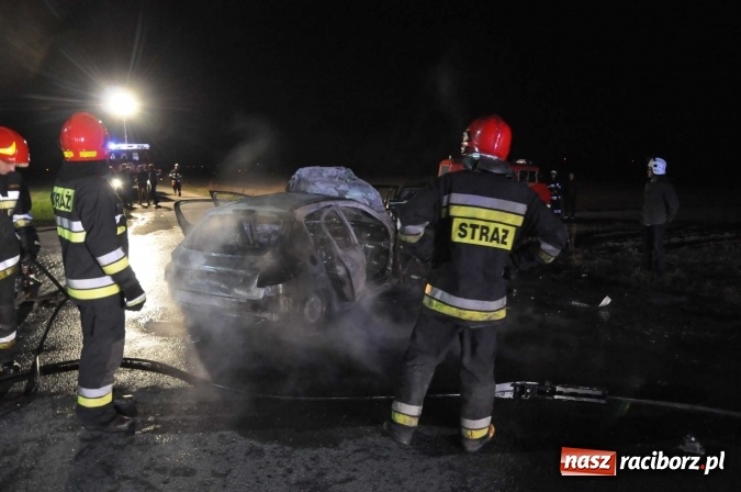 Zdjęcie w galerii na portalu naszraciborz.pl: Zderzenie golfa i peugeota przy stacji w Pietraszynie. Peugeot spłonął doszczętnie wiadomości z regionu