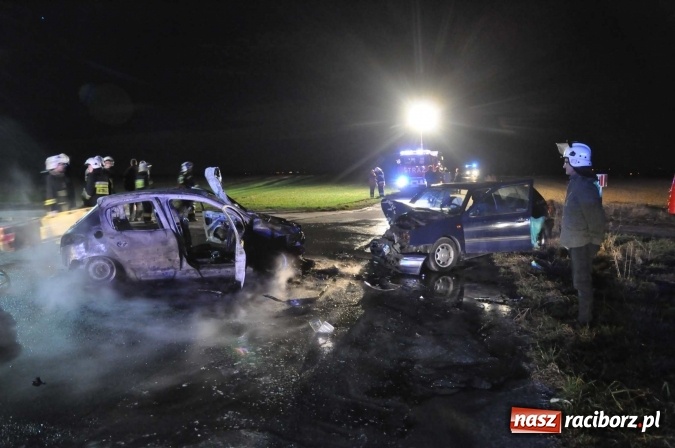 Zdjęcie w galerii na portalu naszraciborz.pl: Zderzenie golfa i peugeota przy stacji w Pietraszynie. Peugeot spłonął doszczętnie wiadomości z regionu