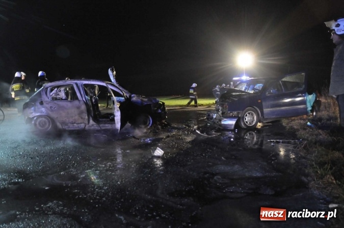 Zdjęcie w galerii na portalu naszraciborz.pl: Zderzenie golfa i peugeota przy stacji w Pietraszynie. Peugeot spłonął doszczętnie wiadomości z regionu