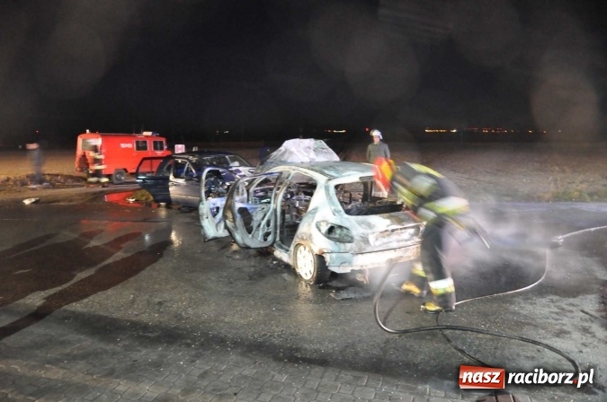 Zdjęcie w galerii na portalu naszraciborz.pl: Zderzenie golfa i peugeota przy stacji w Pietraszynie. Peugeot spłonął doszczętnie wiadomości z regionu