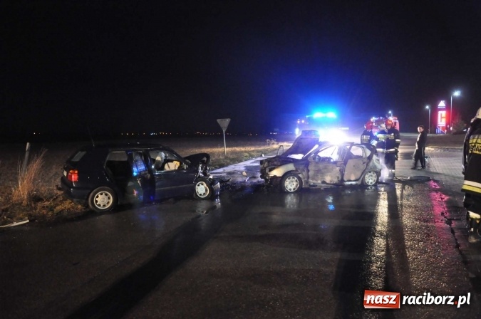 Zdjęcie w galerii na portalu naszraciborz.pl: Zderzenie golfa i peugeota przy stacji w Pietraszynie. Peugeot spłonął doszczętnie wiadomości z regionu