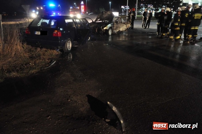 Zdjęcie w galerii na portalu naszraciborz.pl: Zderzenie golfa i peugeota przy stacji w Pietraszynie. Peugeot spłonął doszczętnie wiadomości z regionu