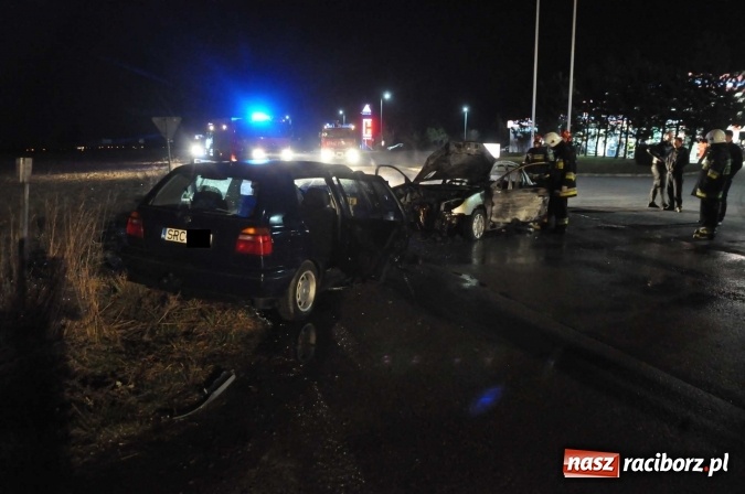 Zdjęcie w galerii na portalu naszraciborz.pl: Zderzenie golfa i peugeota przy stacji w Pietraszynie. Peugeot spłonął doszczętnie wiadomości z regionu