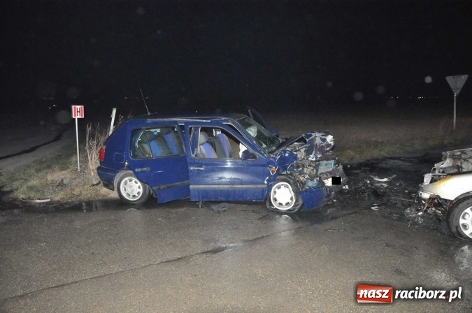 Zdjęcie w galerii na portalu naszraciborz.pl: Zderzenie golfa i peugeota przy stacji w Pietraszynie. Peugeot spłonął doszczętnie wiadomości z regionu
