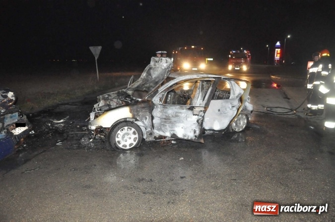 Zdjęcie w galerii na portalu naszraciborz.pl: Zderzenie golfa i peugeota przy stacji w Pietraszynie. Peugeot spłonął doszczętnie wiadomości z regionu