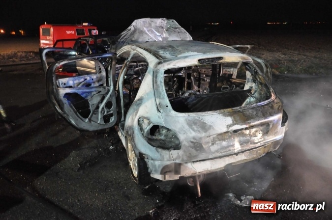 Zdjęcie w galerii na portalu naszraciborz.pl: Zderzenie golfa i peugeota przy stacji w Pietraszynie. Peugeot spłonął doszczętnie wiadomości z regionu