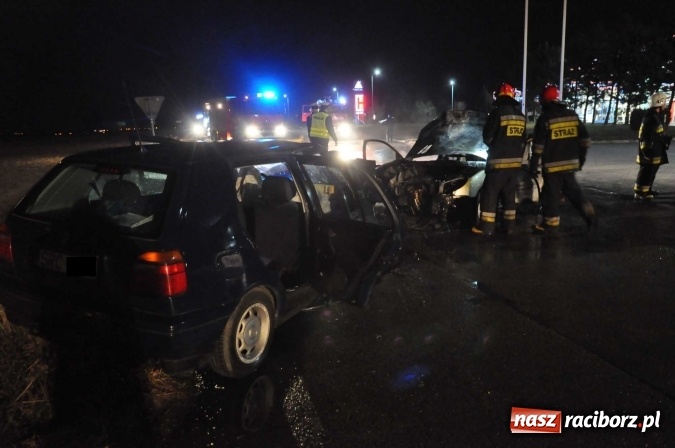 Zdjęcie w galerii na portalu naszraciborz.pl: Zderzenie golfa i peugeota przy stacji w Pietraszynie. Peugeot spłonął doszczętnie wiadomości z regionu