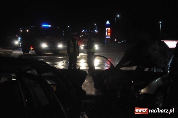 Zdjęcie w galerii na portalu naszraciborz.pl: Zderzenie golfa i peugeota przy stacji w Pietraszynie. Peugeot spłonął doszczętnie wiadomości z regionu