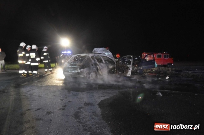 Zdjęcie w galerii na portalu naszraciborz.pl: Zderzenie golfa i peugeota przy stacji w Pietraszynie. Peugeot spłonął doszczętnie wiadomości z regionu