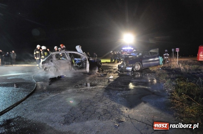 Zdjęcie w galerii na portalu naszraciborz.pl: Zderzenie golfa i peugeota przy stacji w Pietraszynie. Peugeot spłonął doszczętnie wiadomości z regionu