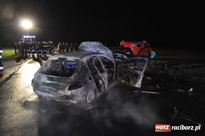 Zdjęcie w galerii na portalu naszraciborz.pl: Zderzenie golfa i peugeota przy stacji w Pietraszynie. Peugeot spłonął doszczętnie wiadomości z regionu