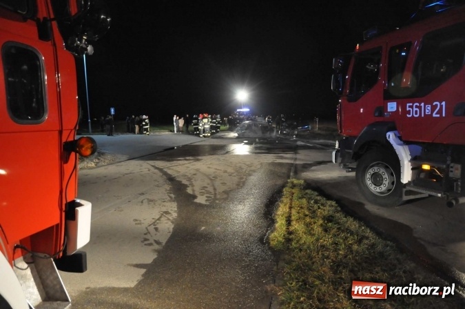 Zdjęcie w galerii na portalu naszraciborz.pl: Zderzenie golfa i peugeota przy stacji w Pietraszynie. Peugeot spłonął doszczętnie wiadomości z regionu
