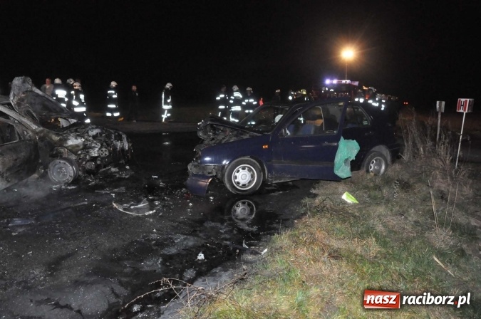 Zdjęcie w galerii na portalu naszraciborz.pl: Zderzenie golfa i peugeota przy stacji w Pietraszynie. Peugeot spłonął doszczętnie wiadomości z regionu