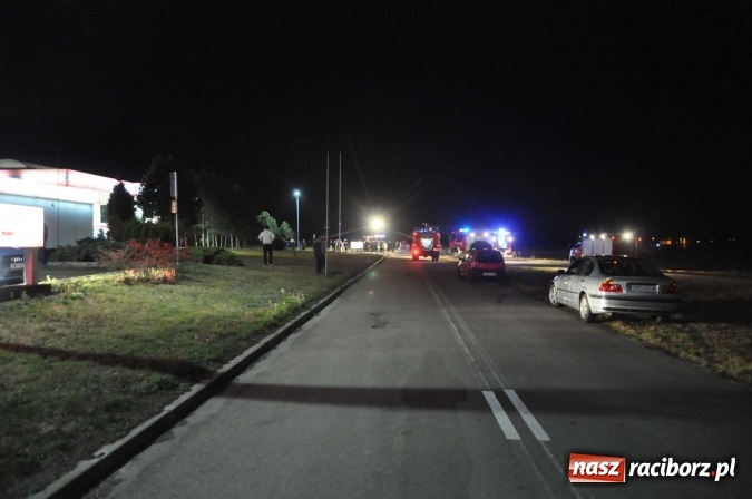 Zdjęcie w galerii na portalu naszraciborz.pl: Zderzenie golfa i peugeota przy stacji w Pietraszynie. Peugeot spłonął doszczętnie wiadomości z regionu