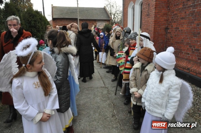 Zdjęcie w galerii na portalu naszraciborz.pl: Mali kolędnicy misyjni chcą pomóc Afryce wiadomości z regionu