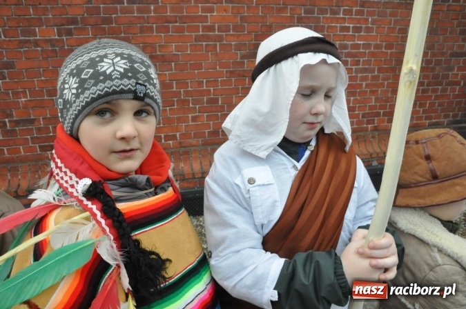 Zdjęcie w galerii na portalu naszraciborz.pl: Mali kolędnicy misyjni chcą pomóc Afryce wiadomości z regionu