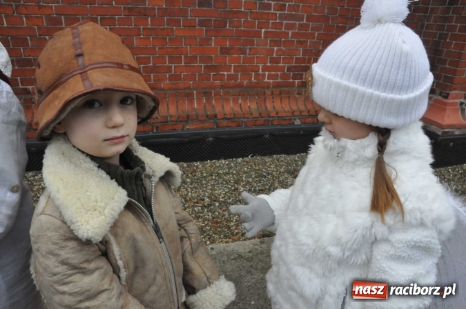 Zdjęcie w galerii na portalu naszraciborz.pl: Mali kolędnicy misyjni chcą pomóc Afryce wiadomości z regionu