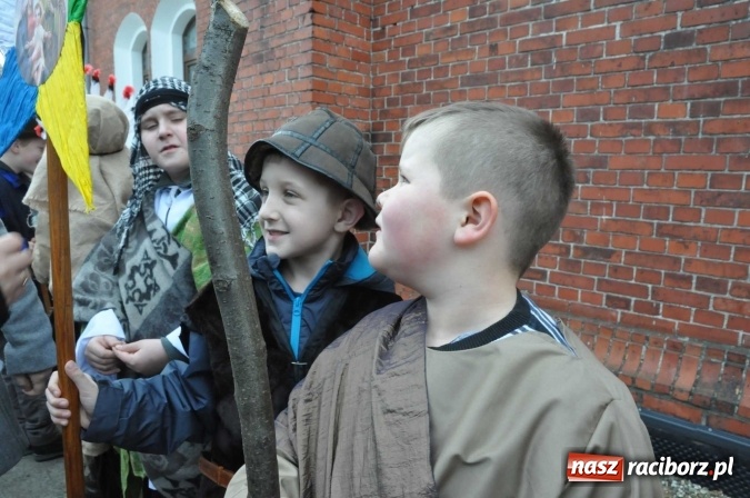 Zdjęcie w galerii na portalu naszraciborz.pl: Mali kolędnicy misyjni chcą pomóc Afryce wiadomości z regionu