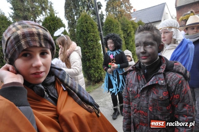 Zdjęcie w galerii na portalu naszraciborz.pl: Mali kolędnicy misyjni chcą pomóc Afryce wiadomości z regionu