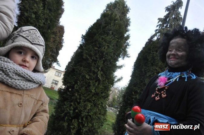 Zdjęcie w galerii na portalu naszraciborz.pl: Mali kolędnicy misyjni chcą pomóc Afryce wiadomości z regionu