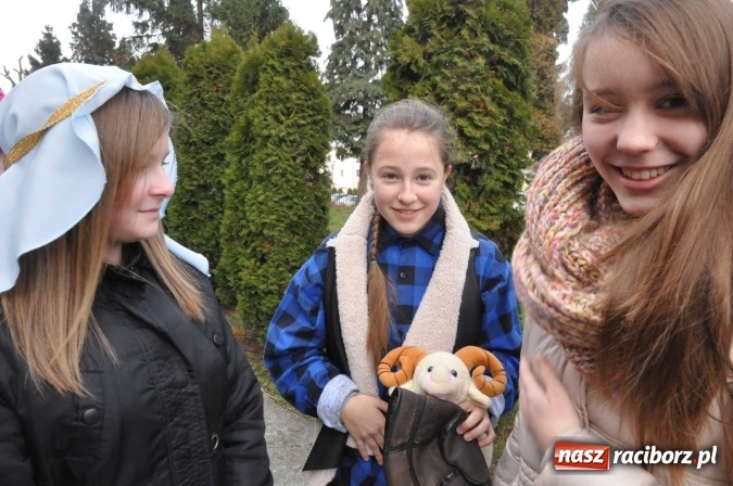 Zdjęcie w galerii na portalu naszraciborz.pl: Mali kolędnicy misyjni chcą pomóc Afryce wiadomości z regionu