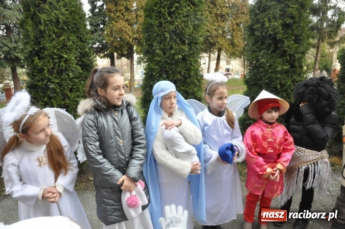 Zdjęcie w galerii na portalu naszraciborz.pl: Mali kolędnicy misyjni chcą pomóc Afryce wiadomości z regionu