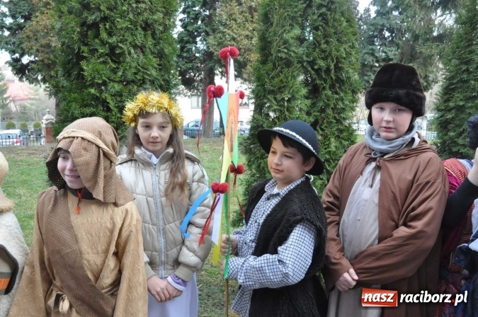 Zdjęcie w galerii na portalu naszraciborz.pl: Mali kolędnicy misyjni chcą pomóc Afryce wiadomości z regionu