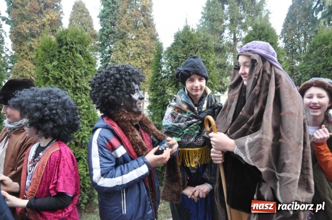 Zdjęcie w galerii na portalu naszraciborz.pl: Mali kolędnicy misyjni chcą pomóc Afryce wiadomości z regionu