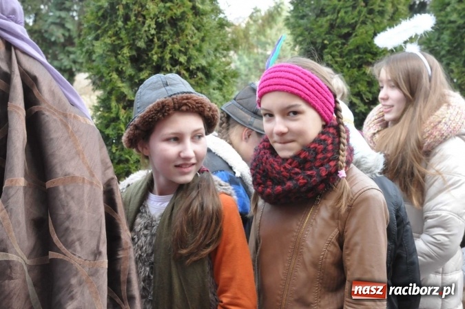 Zdjęcie w galerii na portalu naszraciborz.pl: Mali kolędnicy misyjni chcą pomóc Afryce wiadomości z regionu